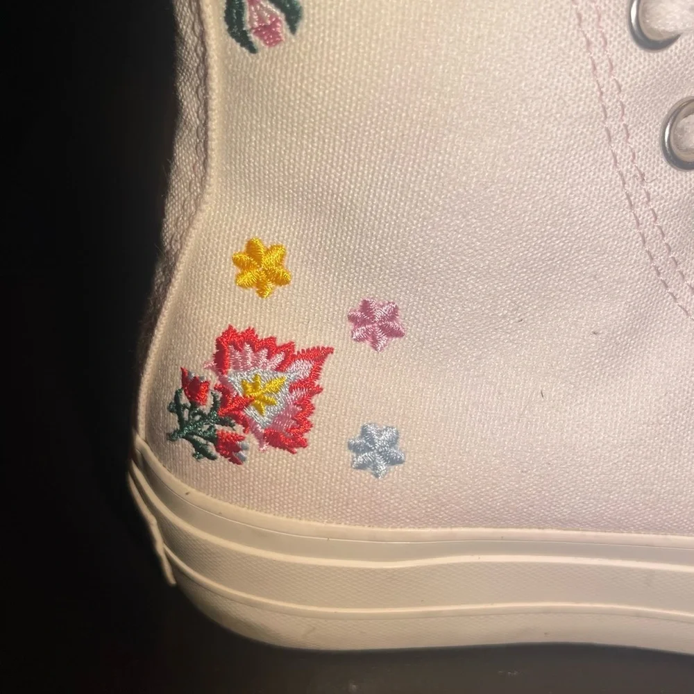 Converse all star chuckTaylor White HighTop floral embroidered Sneakers size 3.5
